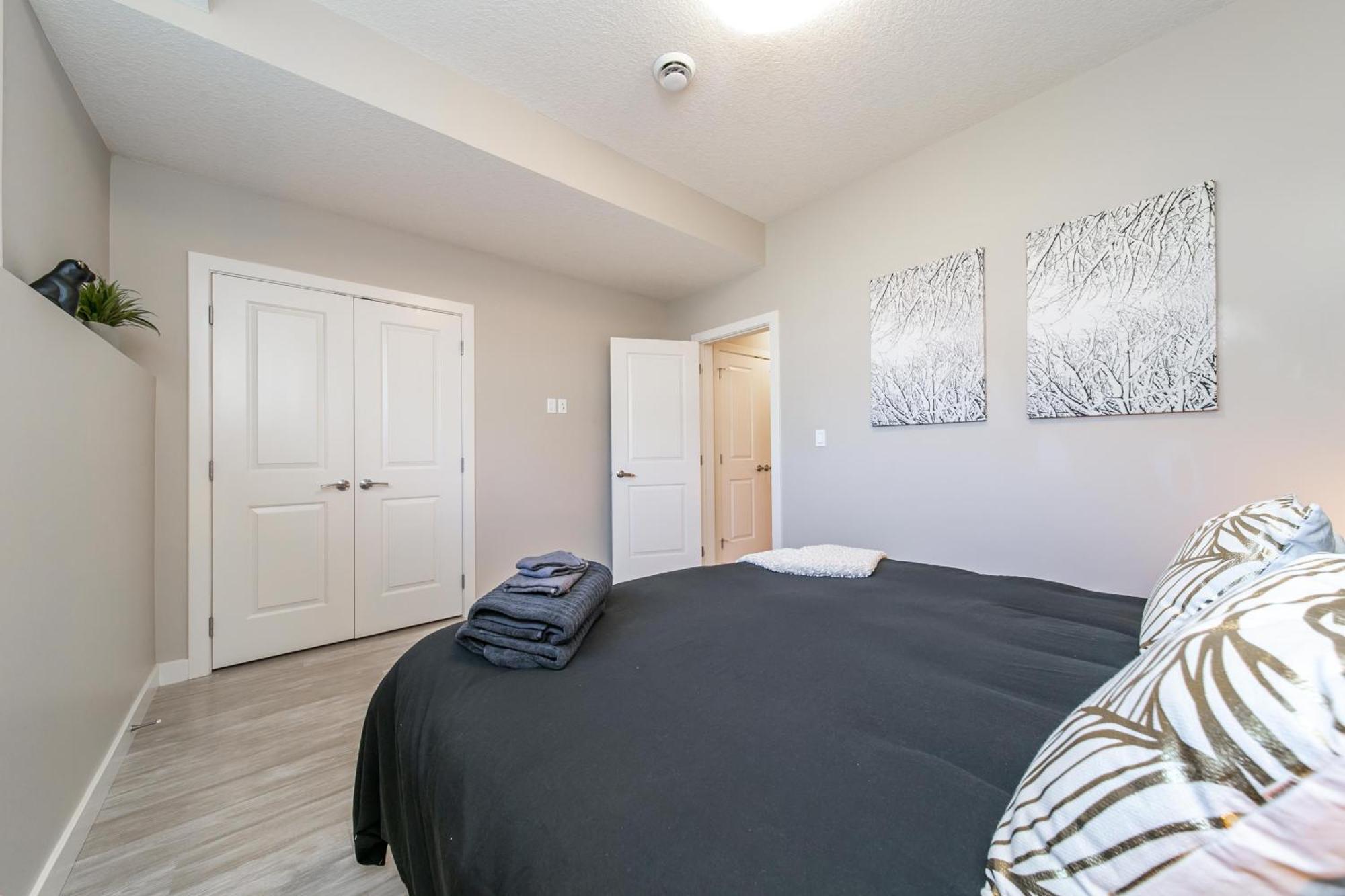 Executive Home - Long Stays Welcome - Garage Parking - Free Wifi & Netflix Edmonton Cameră foto